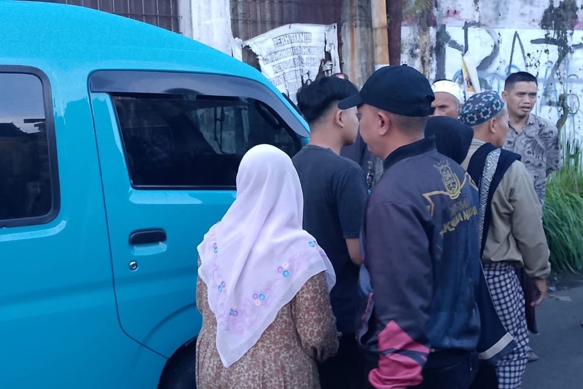 Warga sekitar saat berada di dekat angkot tempat A ditemukan meninggal dunia, Jumat (19/9/2025)