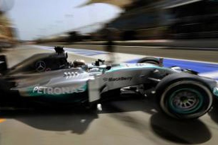 Pebalap Mercedes asal Inggris, Lewis Hamilton, keluar dari pit pada sesi latihan pertama GP Bahrain di Sirkuit Internasional Bahrain, Sakhir, Jumat (4/4/2014).