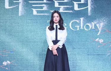Aktris Song Hye Kyo saat berpose dalam jumpa pers drama The Glory yang digelar pada Selasa (20/12/2022).