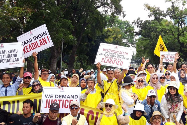 Massa GNKR berkumpul di dekat Gedung MK di Jakarta Pusat, Jumat (14/6/2019)