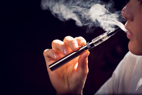 Ilmuwan Peringatkan Embusan Rokok Elektrik Mengandung Zat Berbahaya
