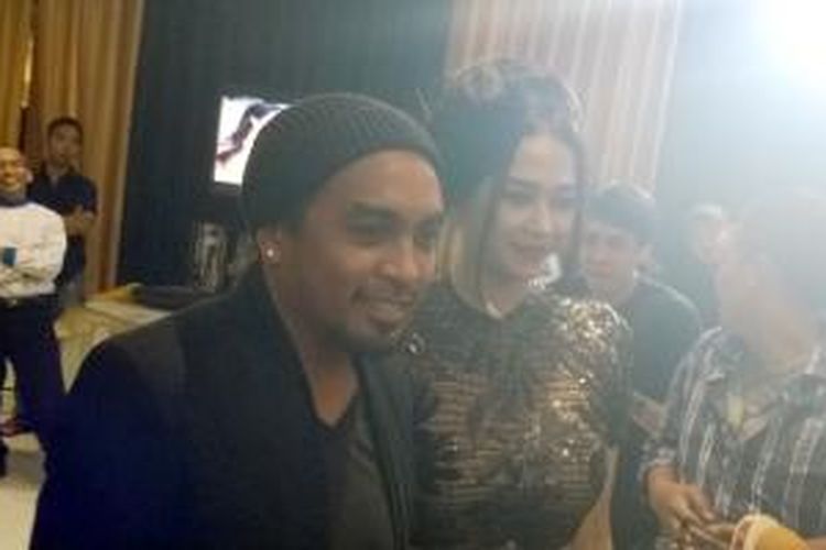 Glenn Fredly dan Aura Kasih diabadikan ketika keduanya hadir dalam acara Indonesian Movie Award 2015, di Balai Sarbini, Jakarta Selatan, Senin (18/5/2015) malam.