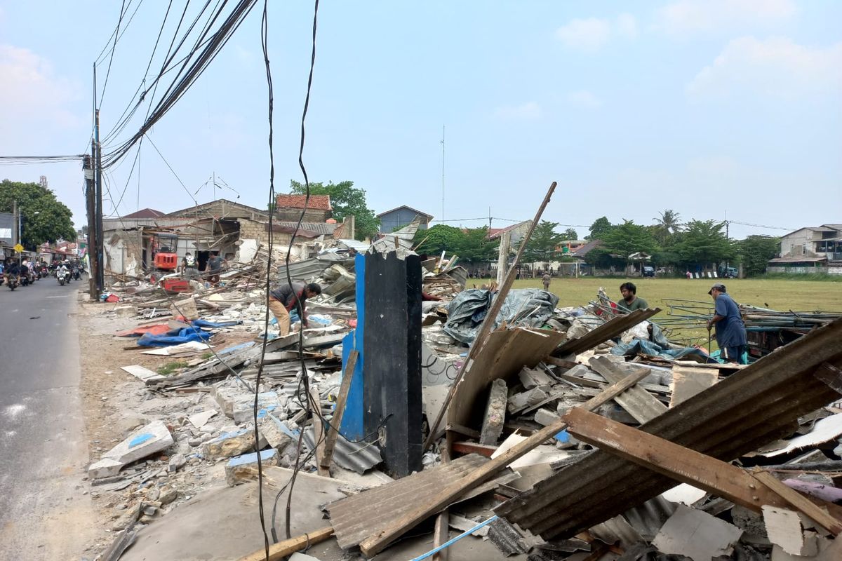 Satpol PP Kota Depok menggusur belasan bangunan semi permanen di RT 006 RW 004 Jalan Bonang Raya, Cipayung, Depok, digusur pada Senin (5/9/2022).