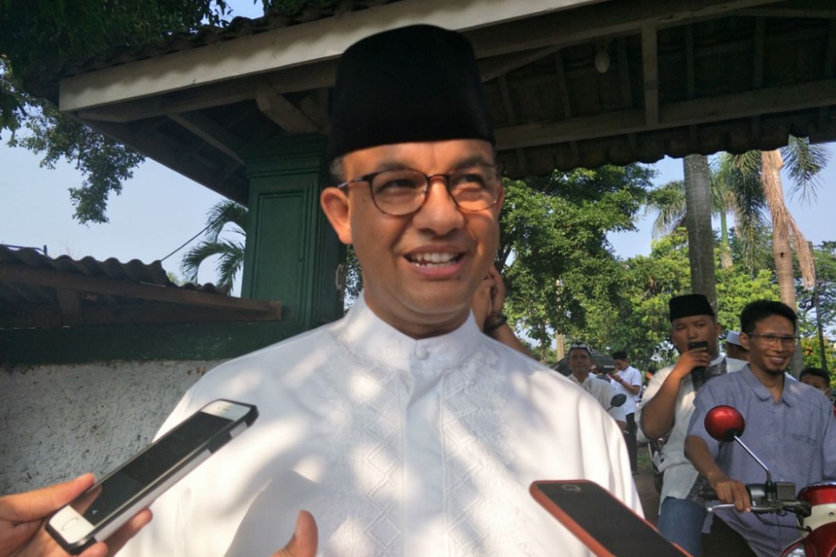 Gubernur DKI Jakarta Anies Baswedan mengunjungi Makam Wakaf Muslim di kawasan Cilandak Barat, Jakarta Selatan, Sabtu (16/6/2018)
