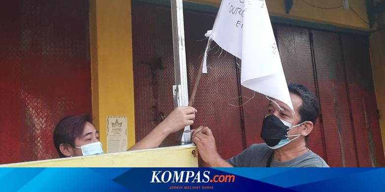 Tak Bisa Berjualan Selama PPKM Darurat, PKL di Tegal Kibarkan Bendera Putih - Vimarsana News
