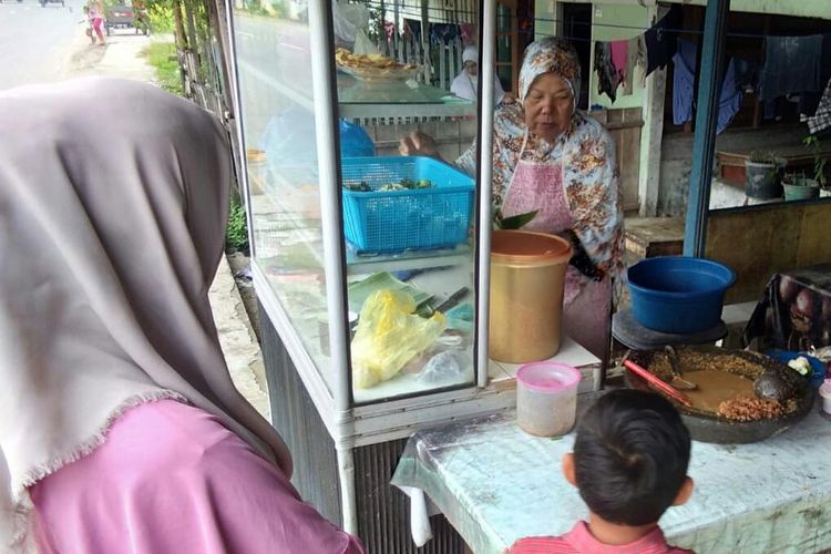 Pembeli menunggu pecal Kak Itam didi Jalan Samudra, Desa Kampung Jawa Lama, Kecamatan Banda Sakti, Kota Lhokseumawe, Kamis (3/10/2019). 