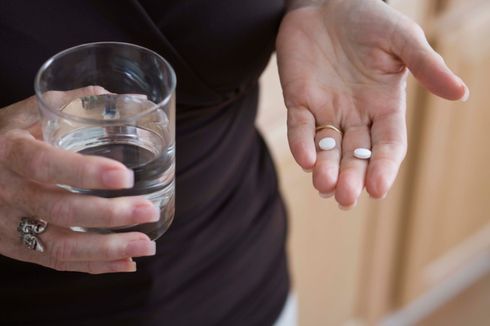 Awas, Ini Bahaya Minum Obat Pil Tanpa Air Putih
