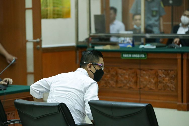 Eks Kapolres Bukittinggi AKBP Dody Prawiranegara menjalani sidang vonis di Pengadilan Negeri Jakarta Barat, Rabu (10/5/2023). Majelis hakim menjatuhkan hukuman 17 tahun penjara dan denda sebesar Rp 2 miliar dalam kasus peredaran narkotika jenis sabu yang menjeratnya.