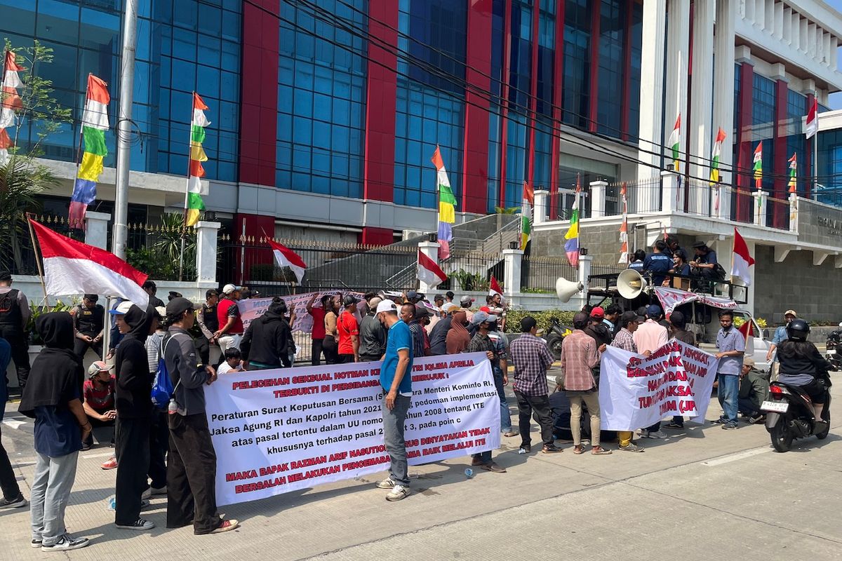 Sejumlah orang berorasi di depan PN Jakarta Utara, Selasa (2/9/2025).