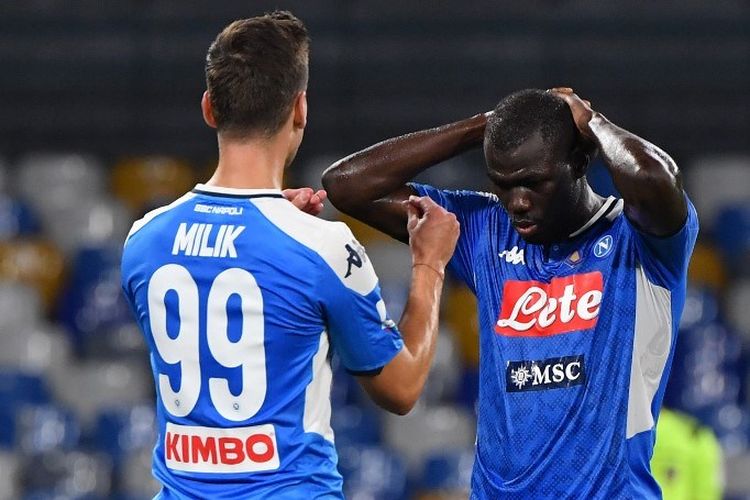 Kalidou Koulibaly kecewa dengan putusan wasit pada laga Napoli vs Cagliari di Stadion San Paolo dalam lanjutan Liga Italia, 25 September 2019. 