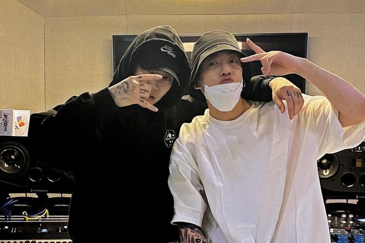 Rapper Jay Park (kiri) dan Jungkook BTS (kanan).