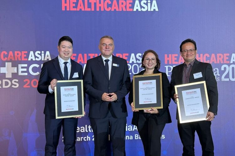 Jajaran direksi Mayapada Healthcare Group berfoto bersama penghargaan yang diraih dalam Healthcare Asia Award. 