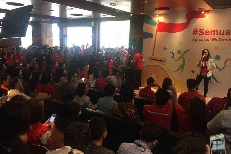 Restoran cepat saji Mcdonalds di kawasan Sarinah, Jakarta Pusat diserbu para pengunjung. Namun, keramaian tersebut dikarenakan banyak dari mereka yang ingin melihat langsung para atlet Indonesia yang telah berlaga saat Asian Games 2018, Rabu (5/9/2018). 