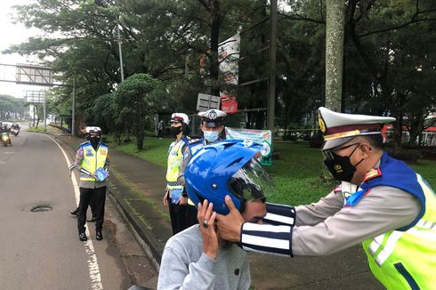 Operasi Patuh Jaya di Tangsel, Polisi Bagikan Masker, Helm, dan Sembako