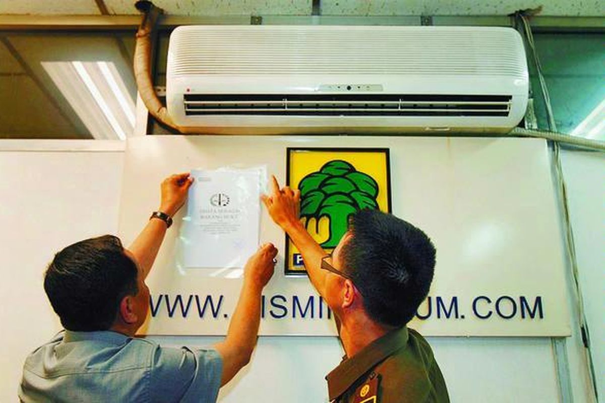 Tim Penyidik Kasus Sistem Administrasi Badan Hukum (Sisminbakum) Kejaksaan Agung yang dipimpin oleh Faried Harianto (kiri) menyegel ruangan PT Sarana Rekatama Dinamika (SRD) dan sejumlah peralatan sebagai barang bukti korupsi Sisminbakum pada Direktorat Jenderal Administrasi Hukum Umum, Departemen Hukum dan Hak Asasi Manusia, di Jakarta, Kamis (27/11). PT SRD adalah perusahaan pelaksana Sisminbakum.  