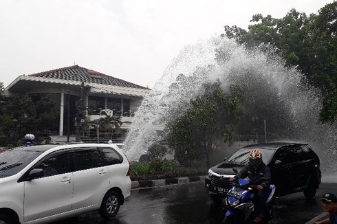 Pipa Bocor di Jakbar karena Tertabrak Mobil, PAM Jaya Minta Ganti Rugi 