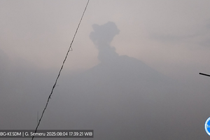 Gunung Semeru Letuskan Kolom Abu Setinggi 900 Meter