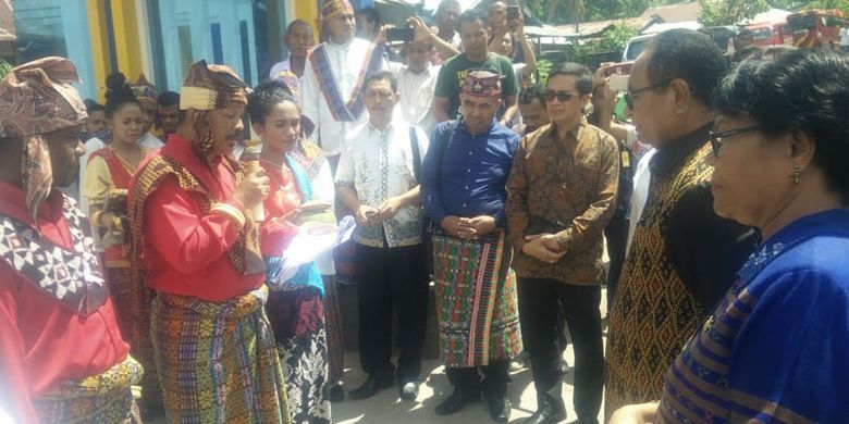 Wagub NTT, Yosef Nai Soi disambut dengan tradisi Huler Wair di kantor Kopdit Pintu Air, di Desa Ladogahar, Kecamatan Nita, Kabupaten Sikka, Jumat (3/5/2019). 