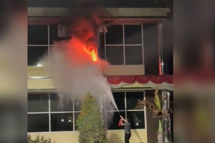 Gedung Ditkrimsus Polda Sumatera Utara (Sumut) terbakar, Kamis (25/8/2022) malam. 