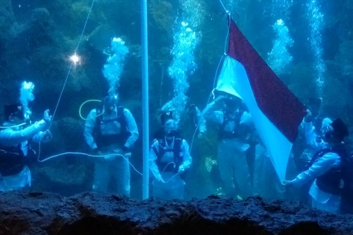 Marsha Aruan saat latihan mengibarkan bendera merah putih di SeaWorld, Ancol, Jakarta Utara, Jumat (10/8/2018).