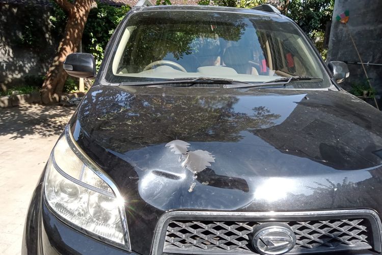 Mobil yang rusak akibat teror lemparan batu di wilayah Kabupaten Kediri, Jawa Timur.