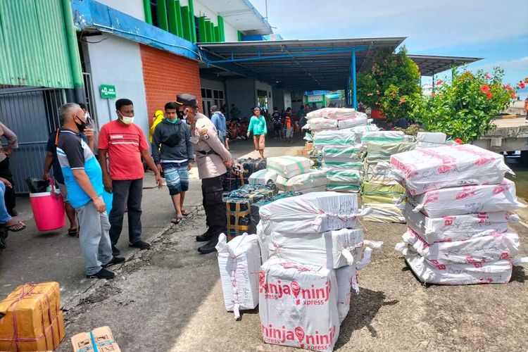 Aparat Polsek Kawasan Yos Sudarso Ambon menyita 5.136 liter minyak goreng yang dikemas dalam 107 koli di Pelabuhan Ambon, Rabu (16/3/2022)