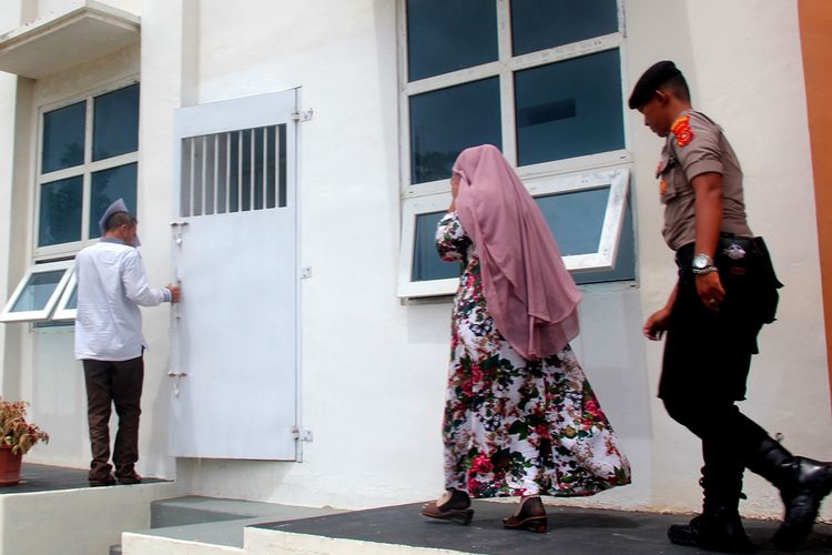 Sepasang terpidana kasus Jarimah Ikhtilath menjalani sidang putusan di Pengadilan Mahkamah Syariah, Kota Banda Aceh, Rabu (23/10/2019) dalam sidang putusan Majelis Hakim menjatuhkan hukuman terhadap M 30 kali  cambuk dan pasangannya N 25 kali sesuai dengan Qanun Aceh Nomor 6 Tahun 2014 Tentang Hukum Jinayat.  Pasal 25, ayat (1).  Setiap Orang yang dengan sengaja melakukan Jarimah Ikhtilath, diancam dengan â??Uqubat cambuk paling banyak 30 (tiga puluh) kali atau denda paling banyak 300 (tiga ratus) gram emas murni atau penjara paling lama 30 (tiga puluh) bulan. Sebelumnya pasangan non muhrim ini ditangkap sedang berduaan dalam mobil  di kawasan Pantai Ulee Lheu, Banda Aceh beberapa waktu lalu.