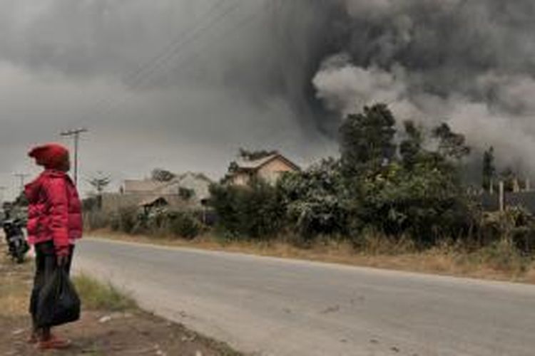 Erupsi Gunung Sinabung terlihat dari Desa Berastepu, Kecamatan Simpang Empat, Kabupaten Karo, Sumut, Sabtu (4/1/2013). Aktivitas Gunung Sinabung belum menunjukkan tanda-tanda mereda. Selama Sabtu, setidaknya terjadi 57 kali erupsi disertai luncuran awan panas sejauh 5 kilometer. 