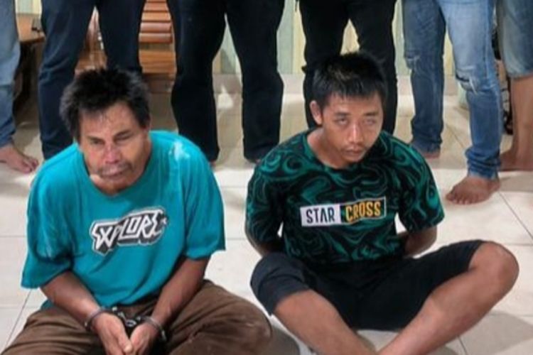 Petugas kepolisian saat menangkap dua pelaku perampokan dan pemerkosaan, ZS dan MS, di Kabupaten Kampar, Riau, Senin (1/5/2023).