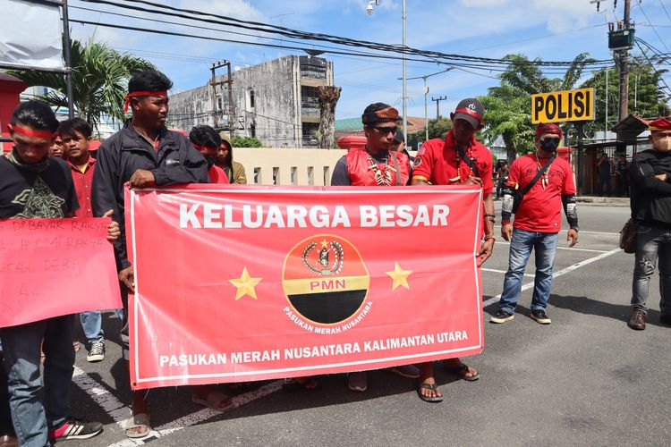 Aksi demo masyarakat yang mengatas namakan Pasukan Merah Nusantara (PMN) Kota Tarakan. Massa mendatangi Mako Polres Tarakan dan meminta polisi melegalkan usaha kayu tak berizin