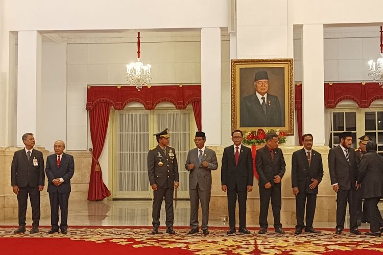 Menko Polhukam Mahfud MD saat menghadiri pengucapan sumpah jabatan hakim Mahkamah Konstitusi (MK) Asrul Sani di Istana Negara, Jakarta,  Kamis (18/1/2024).