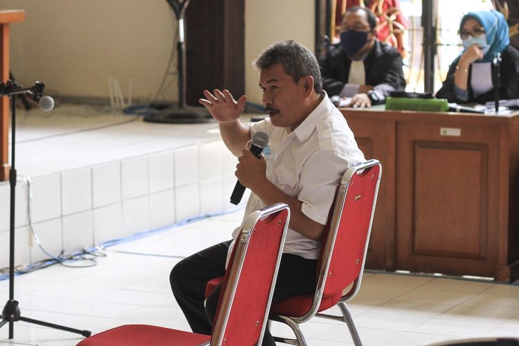 Wakil Bupati Ogan Komering Ulu non aktif Johan Anuar yang menjadi terdakwa saat menghadiri sidang secara langsung di Pengadilan Tindak Pidana Korupsi (Tipikor) Kelas 1 Palembang, Selasa (6/4/2021). Dalam sidang tersebut, Johan dihadirkan untuk mendengarkan langsung keterangan dari terdakwa.