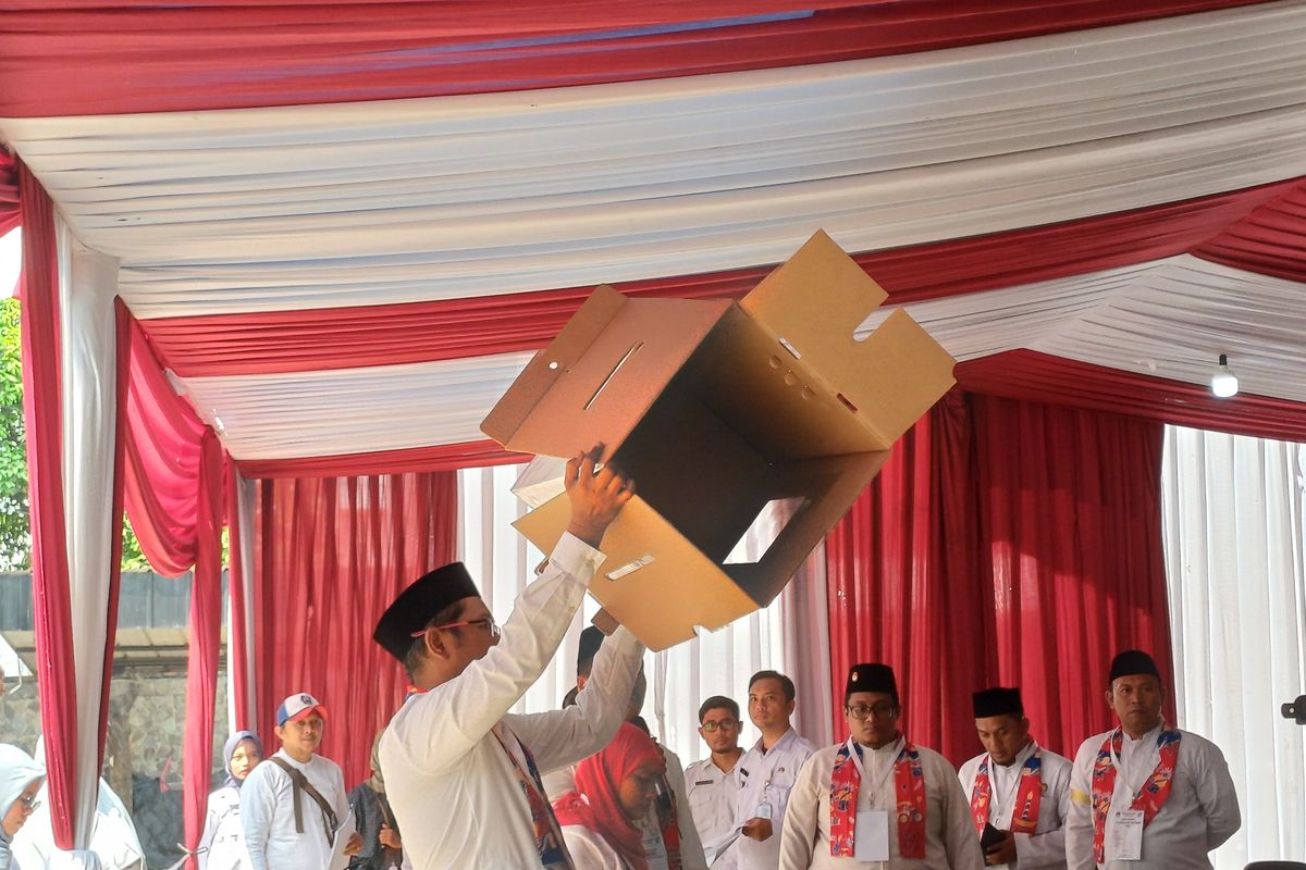 Petugas KPPS menunjukkan kotak suara Pemilu 2024 yang kosong saat Simulasi Pemungutan dan Penghitungan Suara Pemilu 2024, Senin (18/12/2023) di kantor KPU Jakarta Timur.