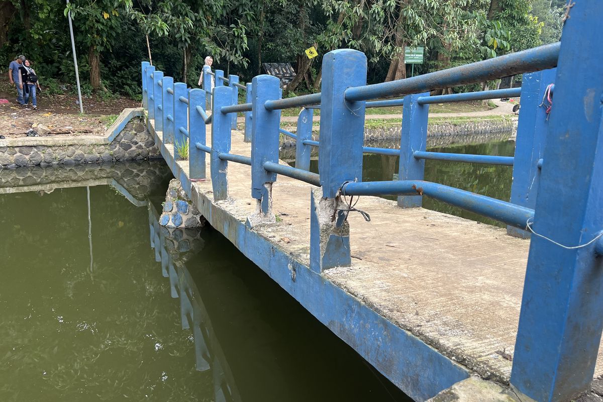Jembatan Situ Gede, Kecamatan Bogor Barat, Kota Bogor hampir ambruk, Senin (25/2/2024).