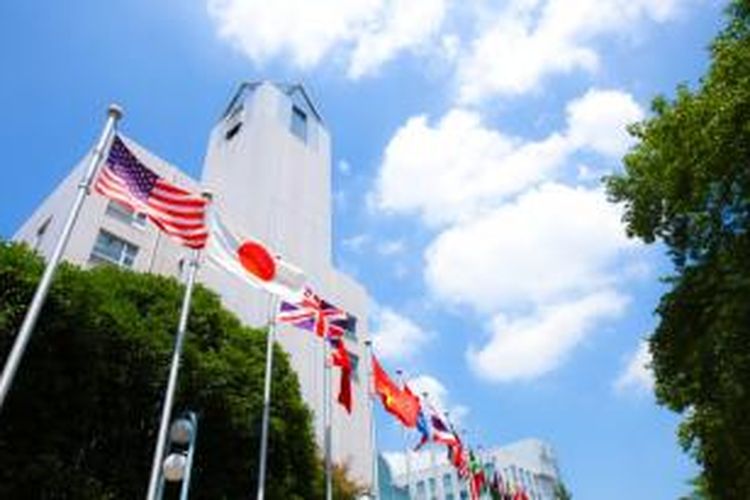 Salah satu perguruan tinggi yang menerapkan program studi berbahasa Inggris adalah Tokyo International University (TIU), Tokyo. Perguruan tinggi tersebut membuka program gelar berbahasa Inggris dalam dua jurusan, yaitu Ekonomi Bisnis dan Hubungan Internasional.
