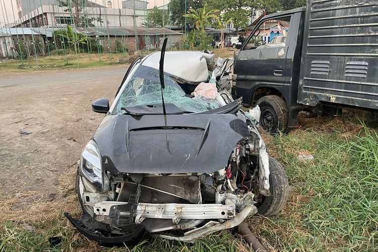 Kondisi mobil city car yang mengalami kecelakaan tunggal dan menewaskan sepasang muda-mudi di bilangan Jalan Boulevard, Kecamatan Panakkukang, Kota Makassar, Sulawesi Selatan (Sulsel), Rabu (6/9/2023)