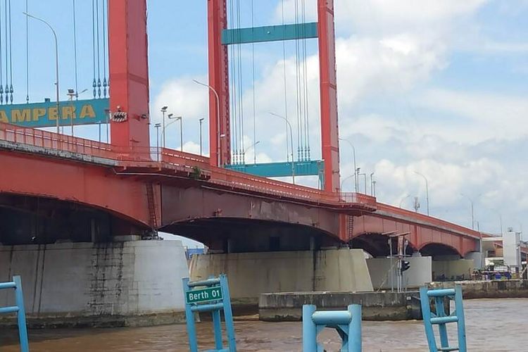Kondisi jembatan Ampera Palembang yang sempat tersulut api saat terbakarnya satu kapal jukung di perairan sungai Musi. Dari kejadian tersebut, bagian bawah jembatan sempat menghitam karena ikut terbakar, Selasa (2/4/2024).