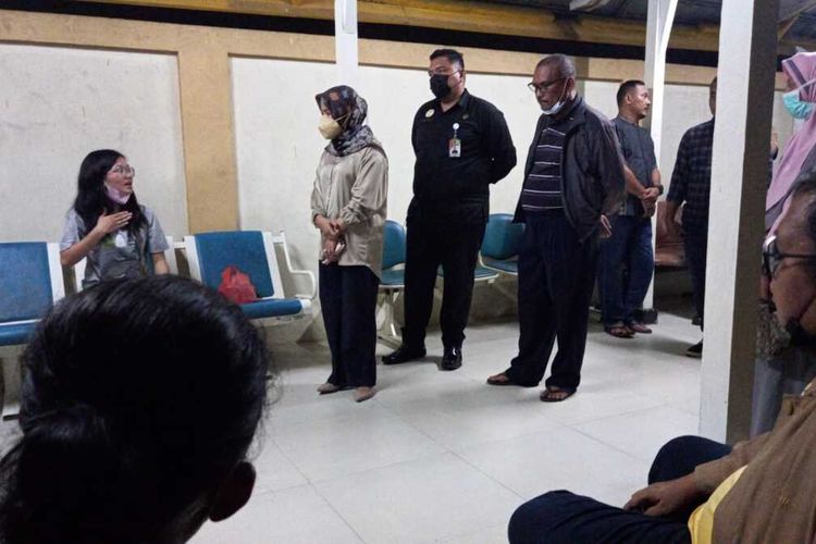 Pihak RSUD Arifin Achmad Provinsi Riau saat menemui keluarga pasien yang kecewa dengan pelayanan rumah sakit, Sabtu (29/10/2022).