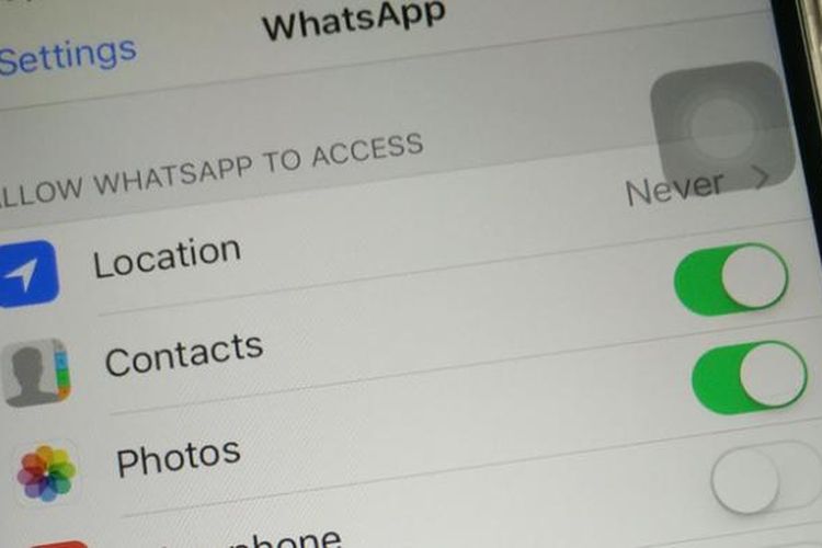 Antarmuka menu di Settings WhatsApp di iOS.