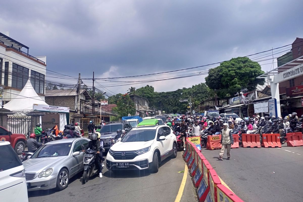 Situasi arus lalu lintas di ruas Jalan Raya Puncak Bogor, Jawa Barat, Senin (24/4/2023) siang