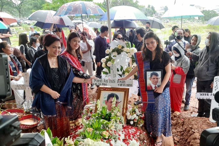 Marsha Aruan bersama ibu dan adiknya berpose di atas makam ayahnya, Maruli Asi Budi Aruan. Ayah Marsha Aruan dimakamkan di TPU Tanah Kusir, Jakarta Selatan, Jumat (9/12/2022).  