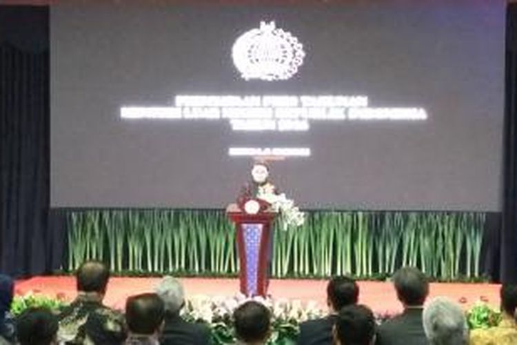 Menteri Luar Negeri Retno Marsudi menyampaikan pernyataan pers tahunan
Kementerian Luar Negeri di Gedung Kemlu RI, Jakarta, Kamis (7/1/2016).
