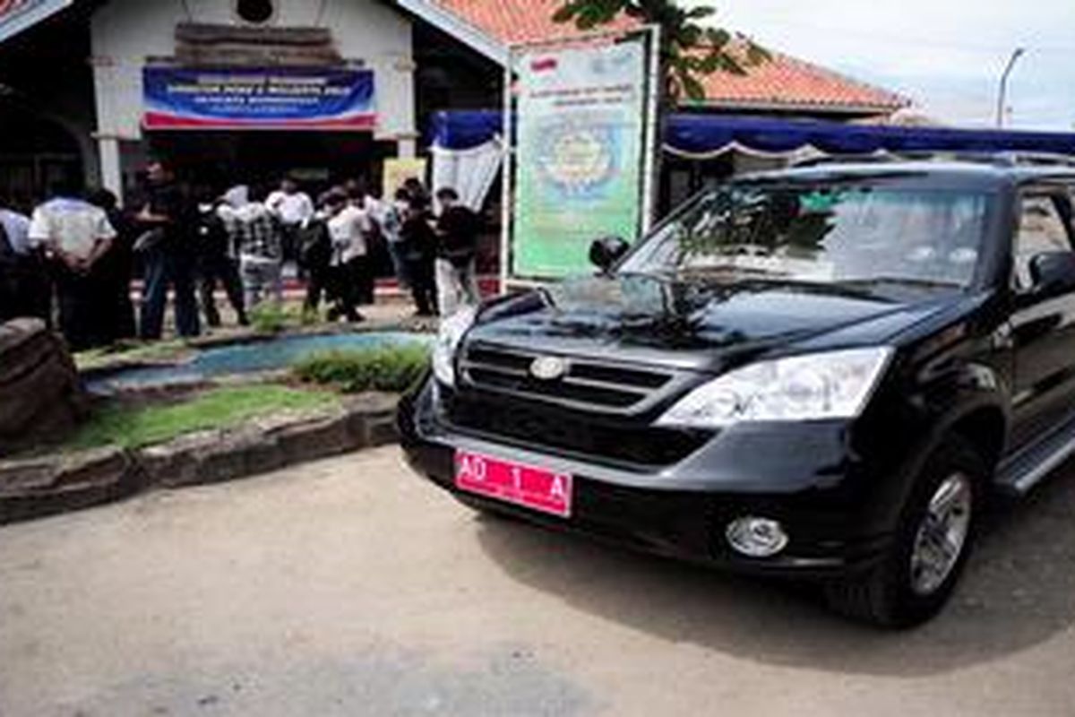 Uji Coba Esemka - Rombongan yang membawa mobil Esemka berhenti di halaman SMK 2 Kendal, Kabupaten Kendal, Jawa Tengah, Jumat (24/2/2012). Mobil Esemka tersebut melakukan perjalanan uji coba dari Solo menuju Balai Thermodinamika Motor dan Propulsi (BTMP) Serpong, Tangerang.