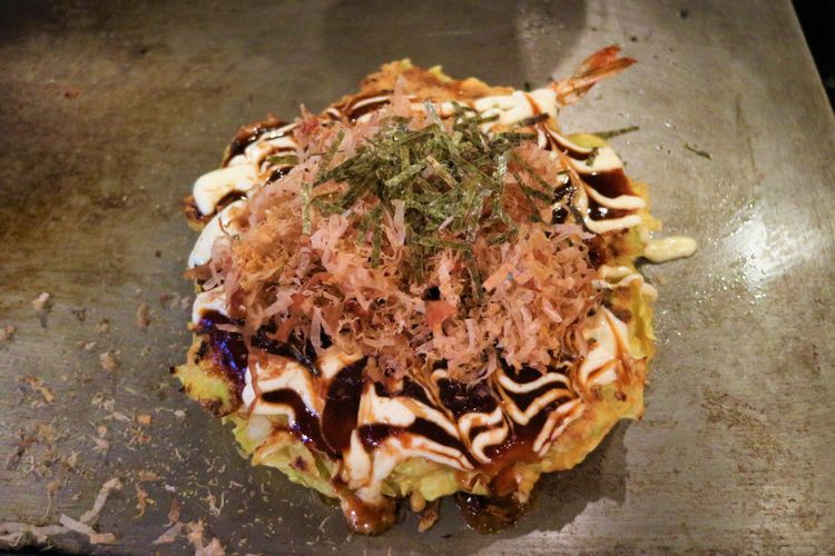 Belajar membuat okonomiyaki otentik Osaka di Restoran Osaka Botejyu, Jepang, Sabtu (21/1/2023).