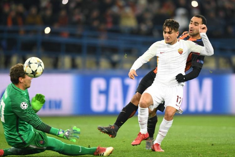 Gelandang AS Roma, Cengiz Under (tengah), mencetak gol ke gawang Shakhtar Donetsk dalam laga leg pertama babak 16 besar Liga Champions di OSK Metalist Stadion, Kharkiv, Ukraina, pada 21 Februari 2018.