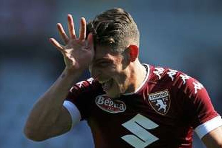 Striker Torino, Andrea Belotti, melakukan selebrasi bak ayam jago seusai menjebol gawang AS Roma pada pertandingan Serie A, Minggu (25/9/2016). 