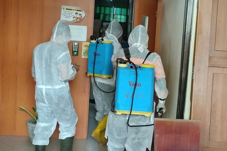 Petugas Satgas Penanggulangan Covid19 Ogan Ilir melakukan penyemprotan disinfektan di Kantor Dinas Pendidikan dan Kebudayaan Ogan Ilir.