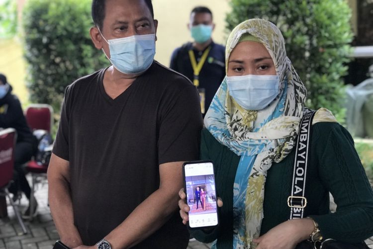 Ayah kandung salah satu korban jatuhnya pesawat Sriwijaya Air SJ-182 atas nama Okky Bisma, Supeno Hendi Kuswanto dan kakak kandung Okky Bisma, Fenita Citra saat datang ke RS Polri Kramat Jati, Jakarta Timur pada Rabu (13/1/2021) siang.
