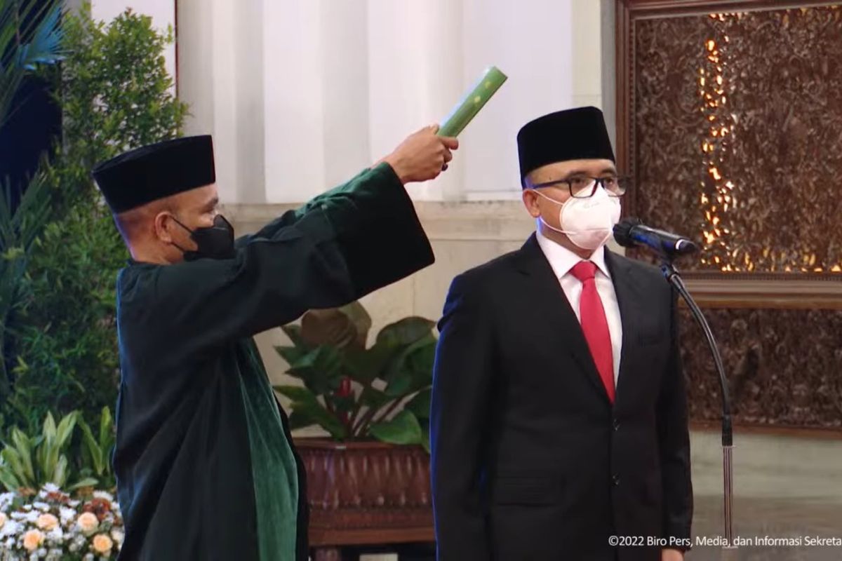 Mantan Kepala LKPP Abudallah Azwar Anas resmii manyandang status sebagai Menteri PANRB usai dilantik oleh Presiden Joko Widodo, di Istana Negara, Jakarta, Rabu (7/9/2022).