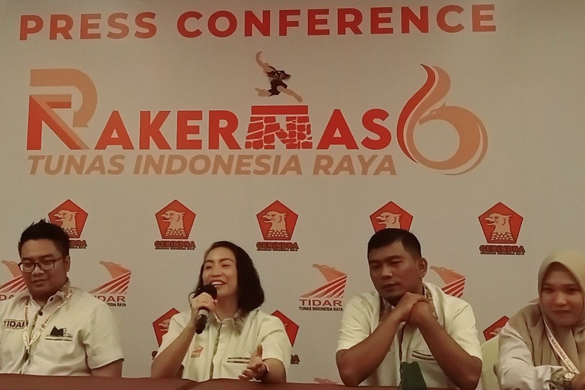 Ketua Umum TIDAR Rahayu Saraswati Djojohadikusumo (dua dari kiri) bilang, pihaknya tetap komitmen mendukung Prabowo dan berterima kasih kepada lembaga survei yang memasukan nama pamannya, Rabu (20/7/2022)
